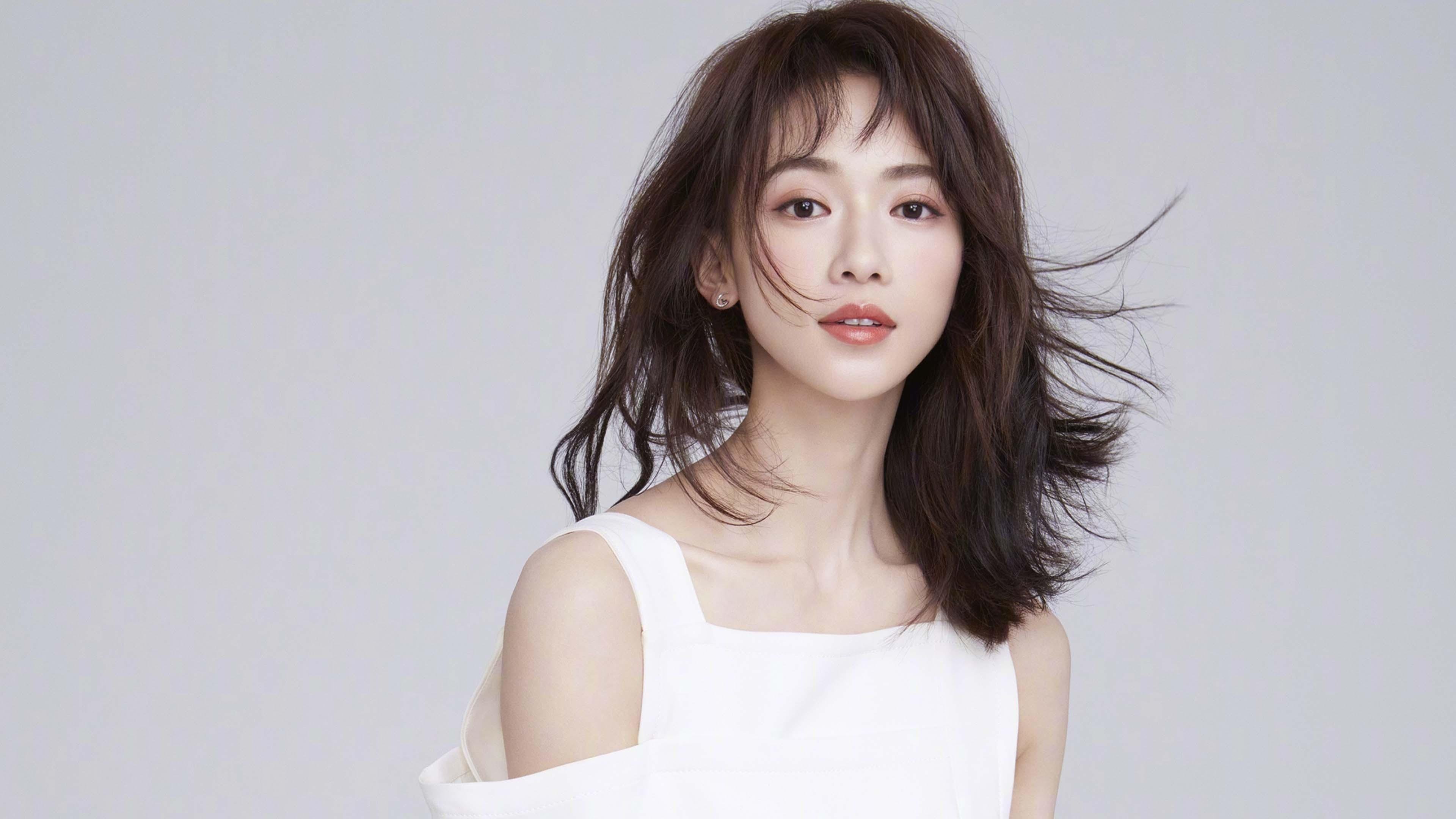 “高新体育中心：健力选手破纪录，举重赛场力与美的完美呈现”